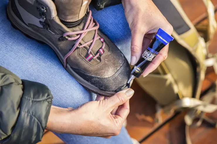 7000541-Article-application-shot-en-306-Bostik-20g-Italian-GrizzlyRepairEstremo_325