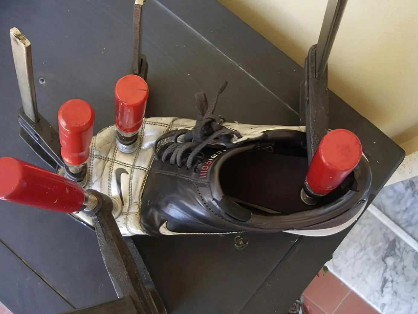 Bostik Come riparare una scarpa a regola d arte